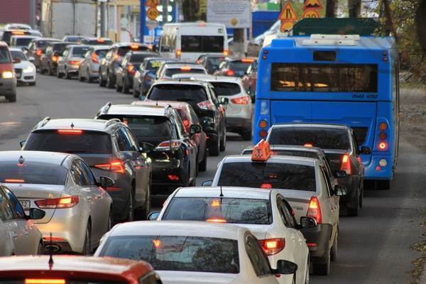 Vânzările de automobile din China continuă declinul în noiembrie